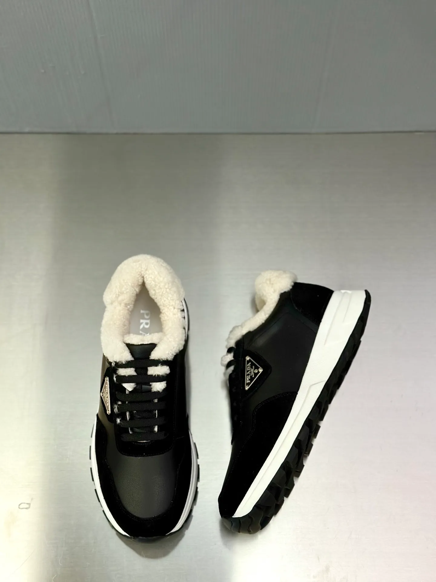 💰780 Prada/Prada men's new wool sneakers. This sneaker presents a modern version, reinterpreting the brand's archive style with clean lines and smooth details. The shoes are made of calf leather and technical fabric, with a triangular metal logo on the outside, bright TPU decoration on the heel, and a longer and padded inner heel design for a more comfortable fit. The tongue is decorated with a silk-screen logo, and is paired with a hollow rubber sole on the heel. The full cowhide lining comes standard with logo cowhide foot pads, making the upper foot taller, more comfortable, and versatile! Comes with full original packaging! Size: 39-40-41-42-43-44 standard leather shoe size (45 can be customized and does not support returns)